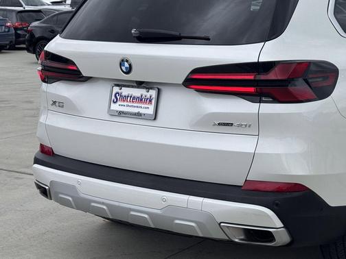 White Metallic 2024 BMW X5 xDrive40i