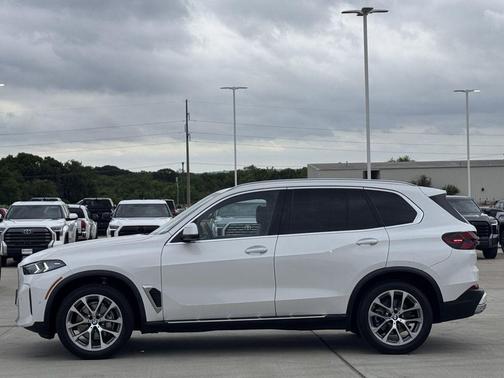 White Metallic 2024 BMW X5 xDrive40i