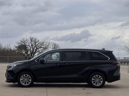 2024 Toyota Sienna LE