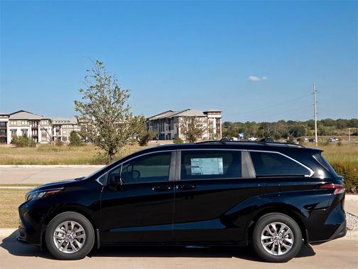 2025 Toyota Sienna LE