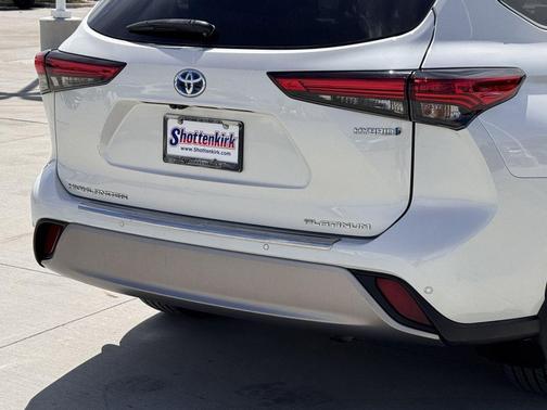 Blizzard Pearl 2021 Toyota Highlander Hybrid Platinum