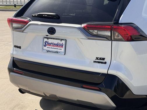 Wind Chill Pearl/Midnight Black Metallic 2023 Toyota RAV4 Hybrid SE