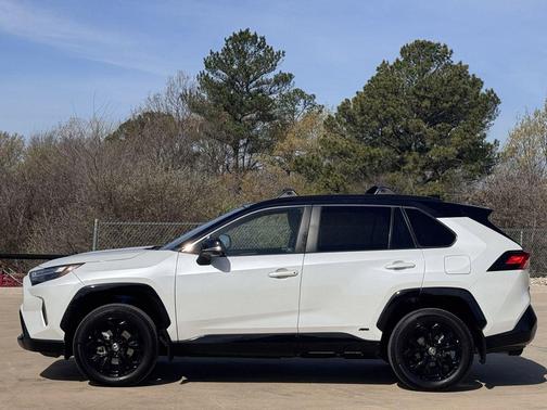 Wind Chill Pearl/Midnight Black Metallic 2023 Toyota RAV4 Hybrid SE