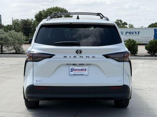 Wind Chill Pearl 2026 Toyota Sienna XLE