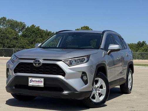 Silver Sky Metallic 2019 Toyota RAV4 XLE