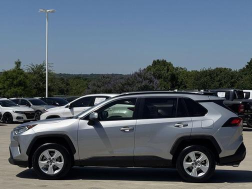 Silver Sky Metallic 2019 Toyota RAV4 XLE