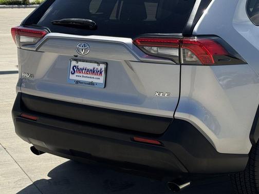 Silver Sky Metallic 2019 Toyota RAV4 XLE