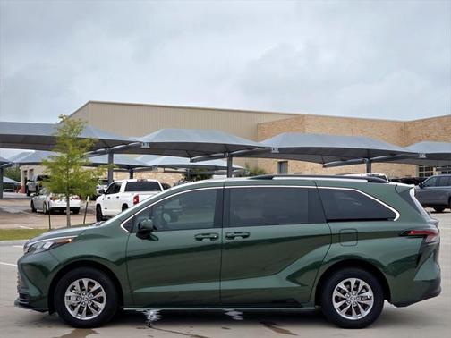 2025 Toyota Sienna LE