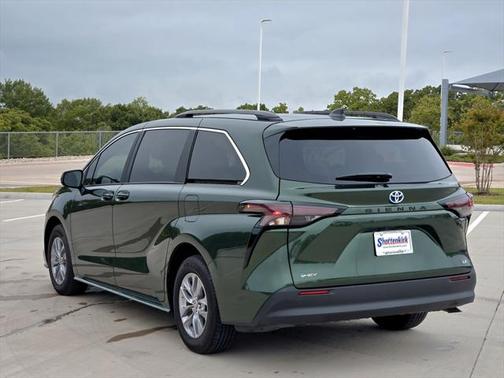 2025 Toyota Sienna LE