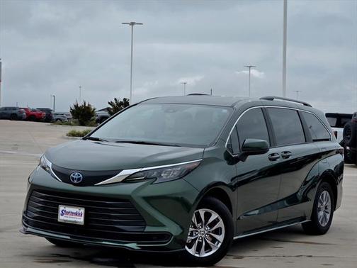 2025 Toyota Sienna LE