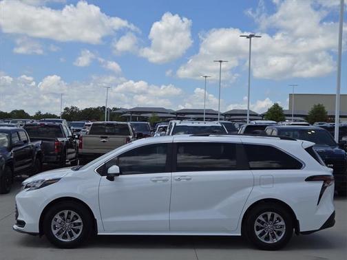 2025 Toyota Sienna LE