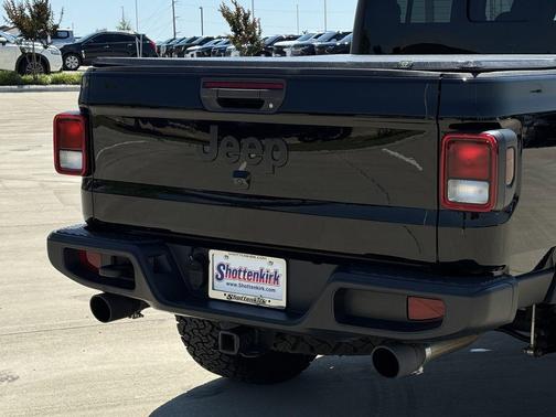 Black Clearcoat 2022 Jeep Gladiator Altitude 4x4