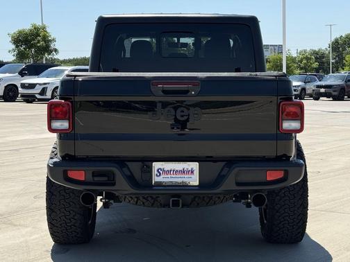 Black Clearcoat 2022 Jeep Gladiator Altitude 4x4