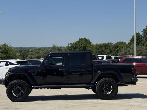Black Clearcoat 2022 Jeep Gladiator Altitude 4x4