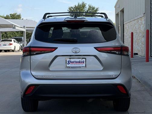 Celestial Silver Metallic 2023 Toyota Highlander LE