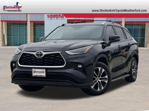 Midnight Black Metallic 2023 Toyota Highlander XLE