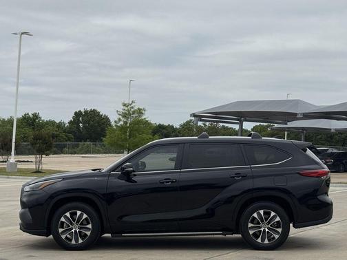 Midnight Black Metallic 2023 Toyota Highlander XLE