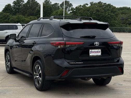 Midnight Black Metallic 2023 Toyota Highlander XLE