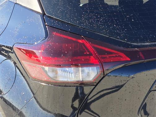 2022 Nissan Kicks SR