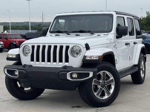 Bright White Clearcoat 2022 Jeep Wrangler Unlimited Sahara