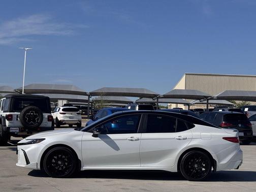 Wind Chill Pearl w/Midnight Black Metallic Roof 2026 Toyota Camry XSE