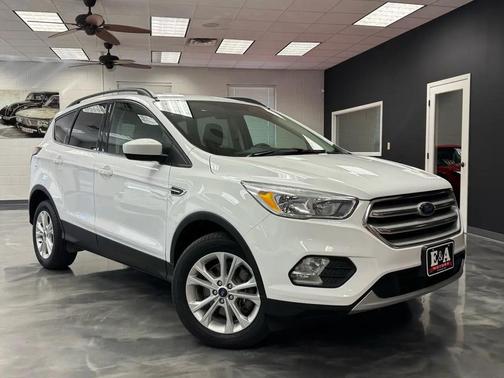 Oxford White 2018 Ford Escape SE