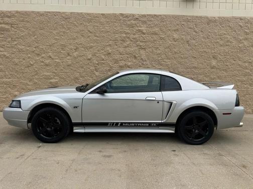 Silver Clearcoat Metallic 2000 Ford Mustang GT