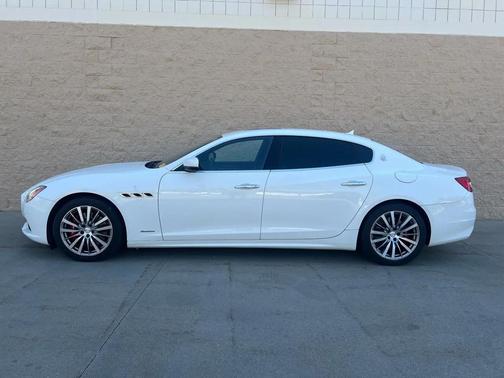 Bianco 2017 Maserati Quattroporte S GranLusso