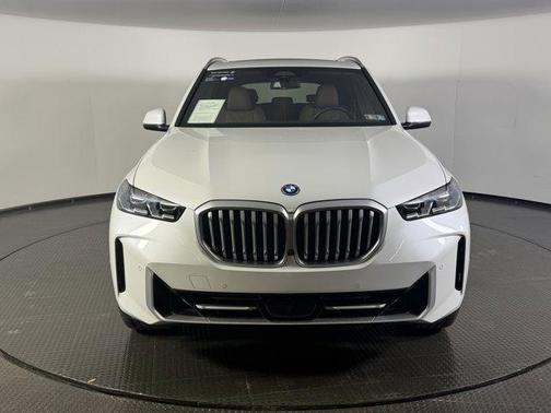 Mineral White Metallic 2025 BMW X5 PHEV xDrive50e