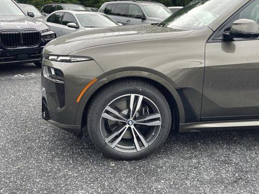 Manhattan Green Metallic 2027 BMW X7 xDrive40i