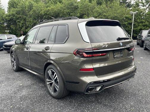 Manhattan Green Metallic 2027 BMW X7 xDrive40i