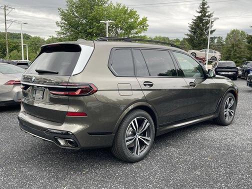 Manhattan Green Metallic 2027 BMW X7 xDrive40i