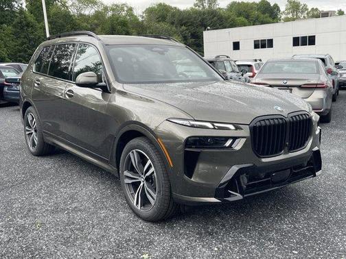 Manhattan Green Metallic 2027 BMW X7 xDrive40i