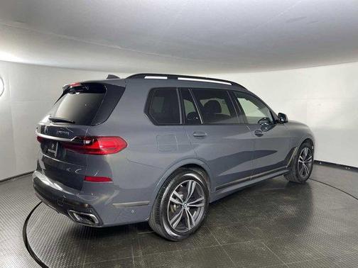 2022 BMW X7 M50i
