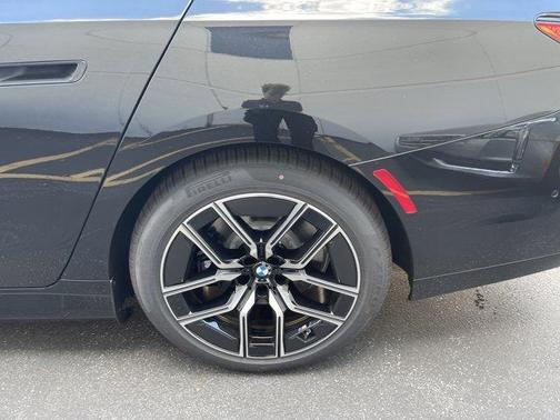 2026 BMW 750e xDrive