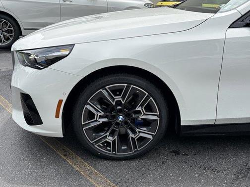 Alpine White 2026 BMW 530 i xDrive