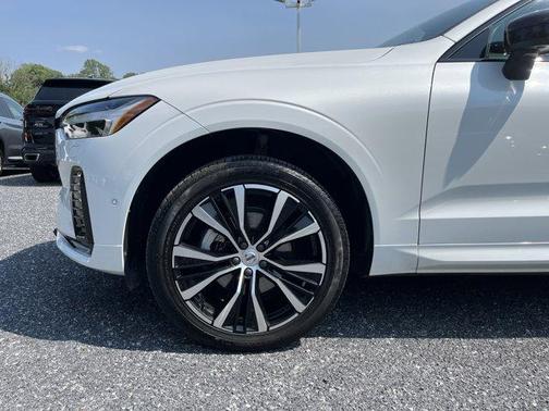 2023 Volvo XC60 B5 Plus Dark Theme
