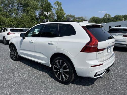 2023 Volvo XC60 B5 Plus Dark Theme