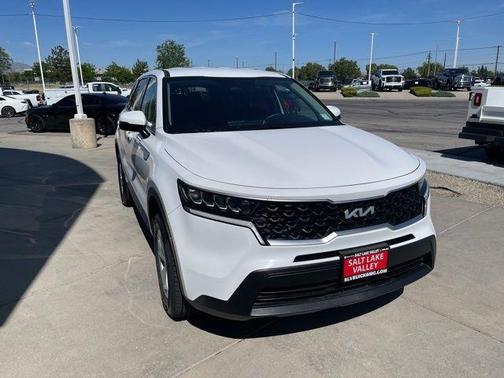 Glacial White Pearl 2023 Kia Sorento LX