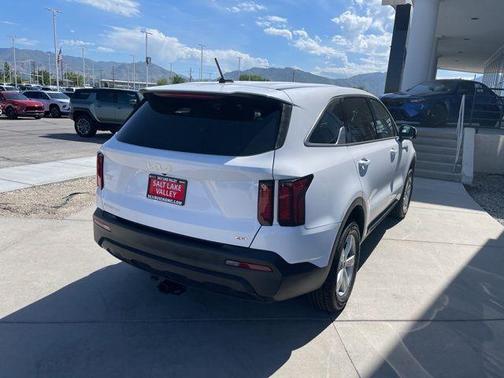 Glacial White Pearl 2023 Kia Sorento LX