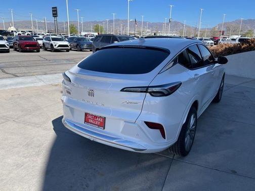 White Frost Tri-Coat 2024 Buick Envista Avenir