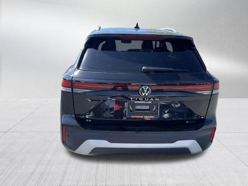 Black Pearl 2026 Volkswagen Tiguan 2.0T SE