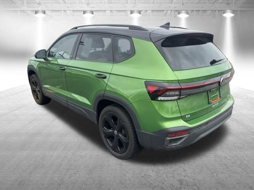 Bright Moss Green W/Black Roof 2025 Volkswagen Taos 1.5T SE Black