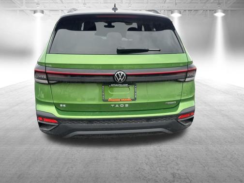 Bright Moss Green W/Black Roof 2025 Volkswagen Taos 1.5T SE Black