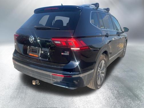 Deep Black Pearl Effect 2018 Volkswagen Tiguan 2.0T SEL