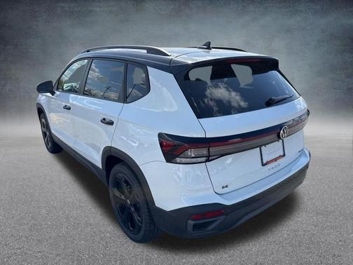 Pure White W/Deep Black Roof 2026 Volkswagen Taos 1.5T SE Black