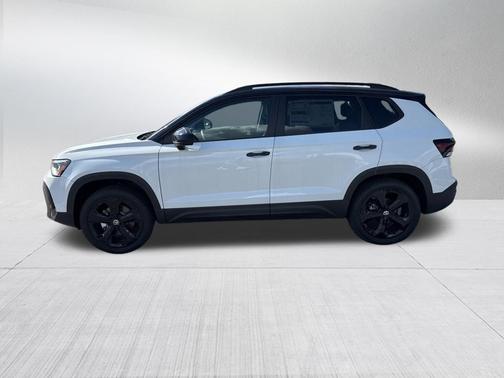 Pure White W/Deep Black Roof 2026 Volkswagen Taos 1.5T SE Black