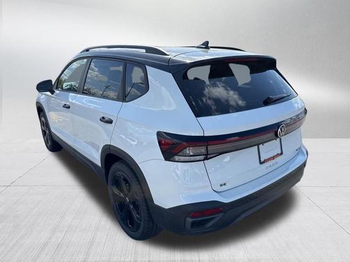 Pure White W/Deep Black Roof 2026 Volkswagen Taos 1.5T SE Black