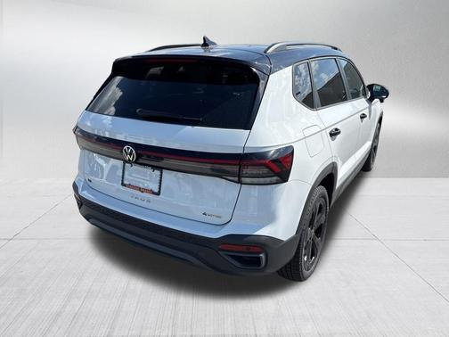 Pure White W/Deep Black Roof 2026 Volkswagen Taos 1.5T SE Black