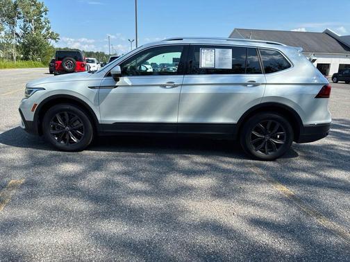 Opal White Pearl Effect 2023 Volkswagen Tiguan 2.0T SE
